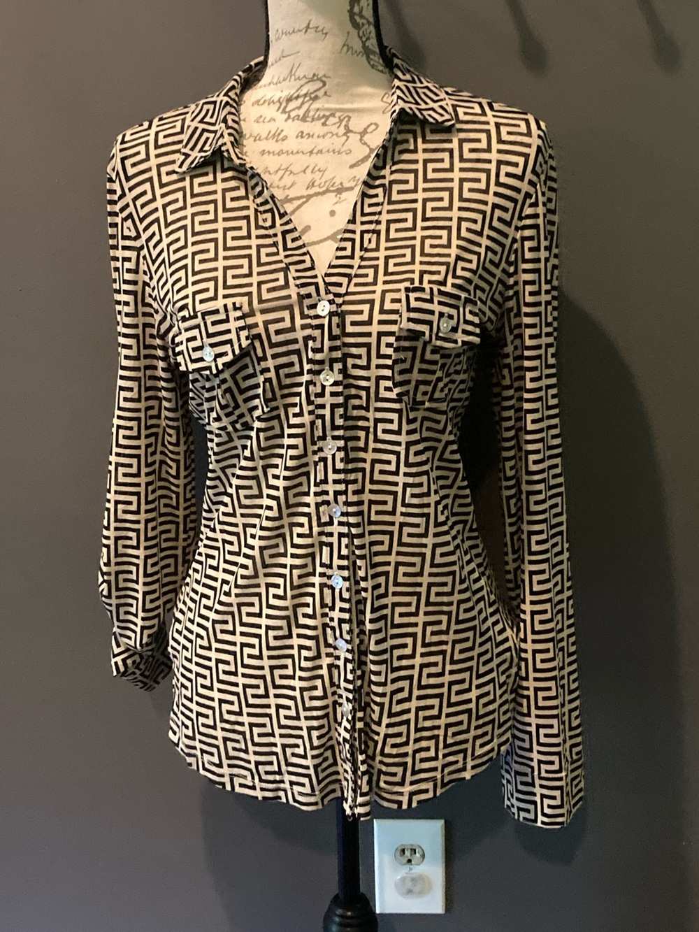 DNA Couture size XL long sleeved patterned classy blouse excellent condition